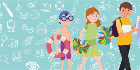 Powiększ grafikę: grafika ilustrująca, w lewym rogu trójka rysunkowych dzieci chłpioec w czepku, okularach pływackich  z kołem ratunkiwym, dziewczynka z pomonami chirliderki, chłopiec z ploecakiem