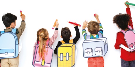 Powiększ grafikę: Dzieci stoją przodem do białej ściany z kolorowymi ołówkami w ręku. Wykonują ruch jakby chciały coś napisać czy narysować. Na plecach mają założone kolorowe, rysunkowe plecaki.