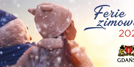 Powiększ grafikę: stojąca tyłem dziewczynka z bałwankiem i padające płatki śniegu oraz napis Ferie zimowe 2021