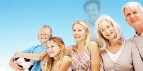 Powiększ grafikę: Zdjęcie przedstawia rodzinę, dziadkowie, rodzice i dzieci na tle błękitnego nieba. Postać ojca jest przeźroczysta, co sugeruje że może być osobą zmarłą