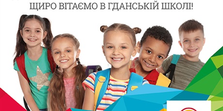 Powiększ grafikę: Uśmiechnięte dzieci oraz napis: "witajcie w gdańskiej szkole" w jezyku polskim, angielskim, rosyjskim i ukraińskim
